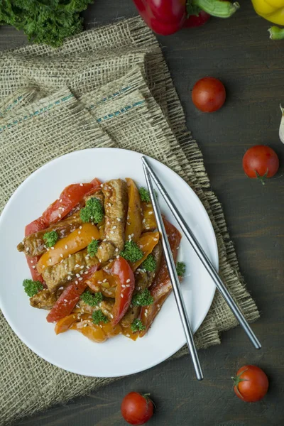 Pimenta e salada de carne. Comida asiática. Salada quente colorida. Fundo escuro. Espaço para texto . — Fotografia de Stock