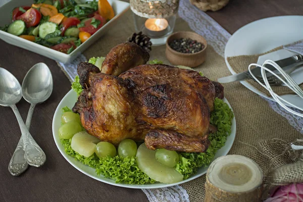 Mesa de comedor familiar de Navidad. Pollo al horno. Mesa de vacaciones. Configuración de la mesa. Regalos. Año Nuevo. Vista desde arriba . — Foto de Stock