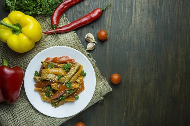 Biber ve et salatası. Asya yemekleri. Renkli sıcak salata. Karanlık arka plan. Metin için boşluk.