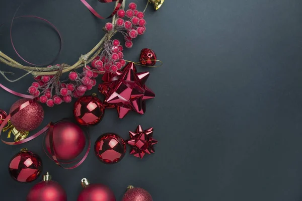 圣诞节的背景 圣诞红球相框。 新年贺卡。 节日背景。 美丽的概念。 复制空间. — 图库照片