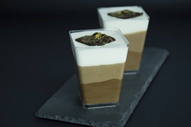 Çikolatalı tatlı. Çikolatalı sufle. Karanlık arka planda tatlı bir tatlı. Metin için boşluk.