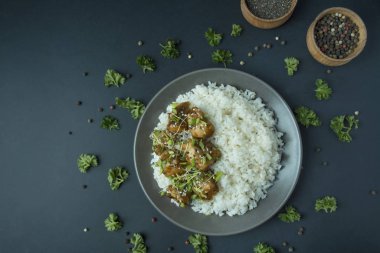 Maydanozla süslenmiş, etli beyaz pirinç. Asya yemekleri. Yemek çubukları. Metin için boşluk.