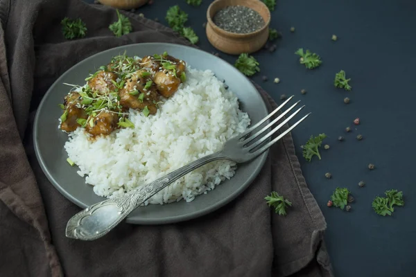 Arroz branco com carne, guarnecido com salsa. Comida asiática. Paus de comida. Espaço para texto . — Fotografia de Stock