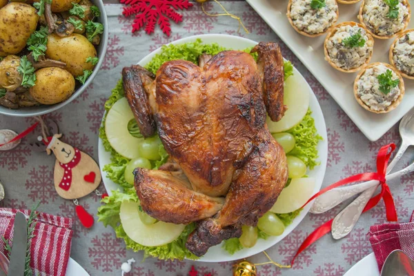 Christmas family dining table. Baked Chicken. Holiday Table. Table setting. Presents . New Year. View from above. — Stock Photo, Image
