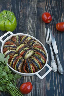 Ratatouille fırında pişirilmiş geleneksel bir Fransız sebze tabağıdır. Diyet vejetaryen yemeği. Dengeli beslenme. Çevre yemeği. Metin için boşluk.
