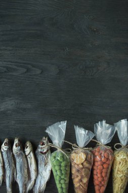 Bira, fındık ve kraker için atıştırmalıklar. Oktoberfest. Bira aperatifleri. Koyu ahşap arka plan. Masa arkaplan menüsü. Metin için boşluk.