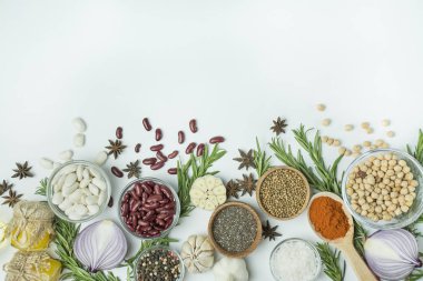Pişirme arka planı, otlar, tuz, baharatlar, zeytinyağı, beyaz arka plan fotokopi alanı. Yukarıdan bak. Taze sebzeler ve yemek malzemeleriyle sağlıklı gıda konsepti. Tablo arkaplan menüsü.