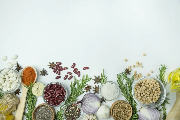 Cozinhar fundo, ervas, sal, especiarias, azeite, espaço de cópia de fundo branco. Vista de cima. Conceito de comida saudável com legumes frescos e ingredientes de cozinha. Menu de fundo da tabela . — Fotografia de Stock