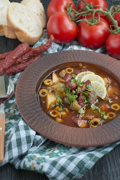 Klassisk kött team hodgepodge med rökt kött .Saltwort. Mörk trä bakgrund. Utrymme för text. Matbakgrund. Bakgrundsmeny på bordet. Balansen mellan hälsosam kost. — Stockfoto