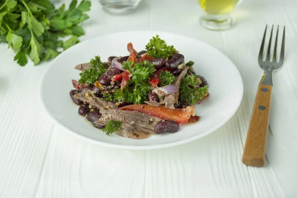 소고기 샐러드에 콩, 피망. Salad Tbilisi, traditional Georgian cuisine. 가벼운 나무 배경. 균형잡힌 식사. — 스톡 사진