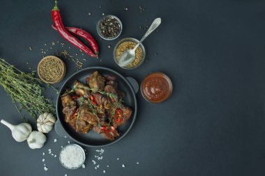 Izgarada pişmiş pirzola. Baharatlı ve taze otlu ızgara domuz pirzolası. Karanlık arka plan. Mesaj için yer var. Tablo arkaplan menüsü.