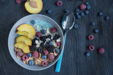 Taze böğürtlen, chia tohumu, meyve ve badem karışımı. Böğürtlen seti, şeftali, yabanmersini. Sağlıklı kahvaltı. Sağlıklı dengeli yiyecek.