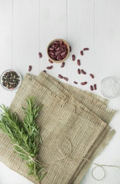 Sağlıklı yemek pişirmek için gerekli malzemeler. Aşçılık geçmişi, beyaz arka plan. Çuval bezli arka plan. Boşluğu kopyala Arkaplan menü tablosu.