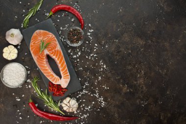 Aromatik otlar, baharatlar ve sebzeli somon filetosu. Yemek pişirme konsepti. Mutfak geçmişi. Yemek arkaplanı. Sağlıklı gıda dengesi. Masa arkaplan menüsü. Boşluğu kopyala.