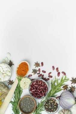 Yemek tarifleri için mutfak geçmişi. Pişirmek için taze sebze ve malzeme çerçevesi. Yemek arkaplanı. Uzayı kopyala Masa arkaplan menüsü. Metin için yer.