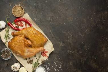 Parşömen üzerinde tütsülenmiş tavuk bacağı, baharatlı, yakın plan. Tavuk yemekleri. Yemek tarifleri için mutfak geçmişi. Yemek arkaplanı. Boşluğu kopyala Arkaplan menü tablosu.