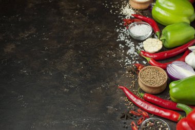 Yemek tarifleri için mutfak geçmişi. Pişirmek için taze sebze ve malzeme çerçevesi. Yemek arkaplanı. Uzayı kopyala Masa arkaplan menüsü. Metin için yer.