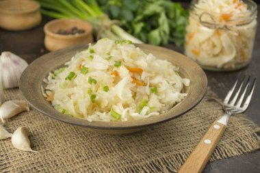 Havuçlu lahana turşusu. Ev yapımı yemek. Ekşi yemek. Sebze turşusu. Vejetaryen vejetaryen yemeği. Yan görünüm .