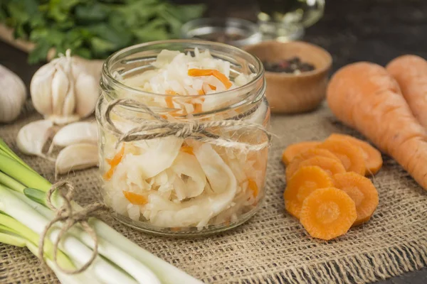 Sauerkraut con zanahorias en un frasco pequeño. Comida casera. Comida agria. Verduras en vinagre. Comida vegetariana vegana. Vista lateral  . —  Fotos de Stock