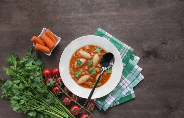 Minestrone soppa med pasta och örter. Italiensk mat. Varma måltider. Vegetarisk rätt. Middagsbord. Mörk trä bakgrund. Kopiera utrymme. — Stockfoto