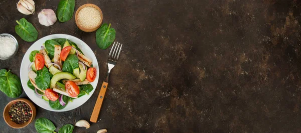Здоровая куриная грудка, свежие овощи, листья шпината, авокадо и помидоры на тёмном фоне. Салат из зелени с мясом. Концепция диетического питания. Принято. Беннер. — стоковое фото