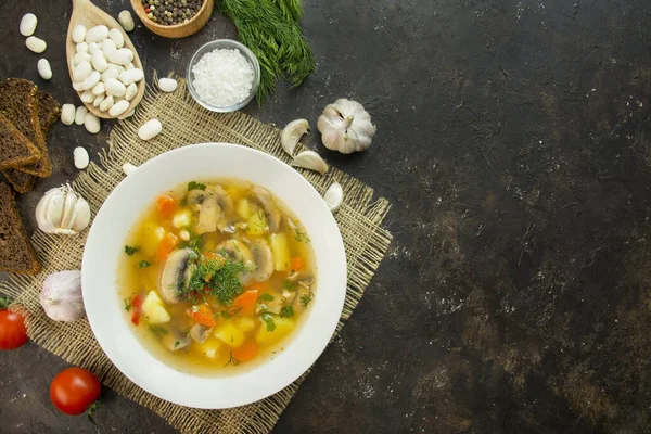 带有蘑菇和香草的汤在黑暗的背景下 素食菜热菜 复制空间 — 图库照片