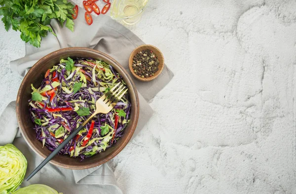 Heller Salat Aus Lila Kohl Weißkohl Paprika Einem Teller Auf — Stockfoto