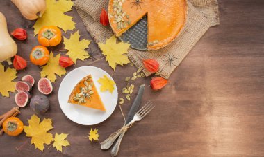 Balkabağı turtası. Geleneksel Amerikan turtası. Sonbahar konsepti. Şükran Günü. Koyu ahşap arka plan. Uzayı kopyala Gıda arkaplanı.