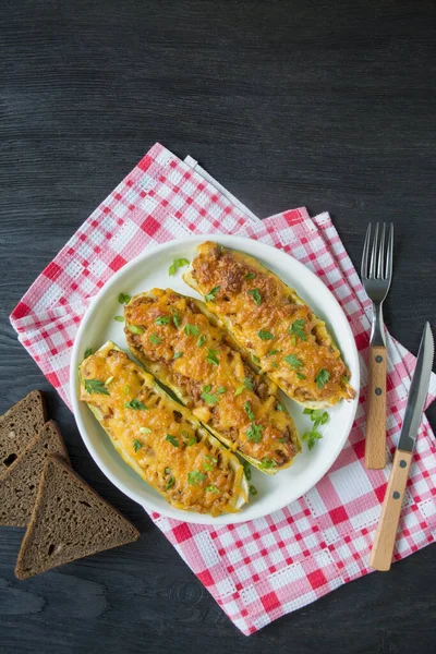 Zucchine Ripiene Con Carne Macinata Formaggio Grattugiato Piatto Bianco Cucina — Foto Stock