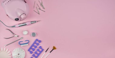 Pembe arka planda bir takım manikür aletleri ve aksesuarlar. Donanım manikürü. Tırnak bakımı. Düz yatıyordu. Pankart. Boşluğu kopyala.