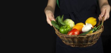 Aşçı bir sepet sebze ve meyve tutuyor. Yemek pişirmek. Sağlıklı beslenme harika yemek. Vejetaryen yemeği. Pankart. Gıda arkaplanı.