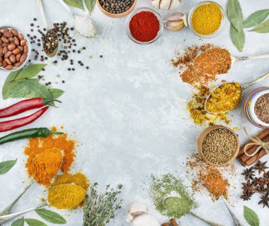 Işık masasında çeşitli baharat ve bitkiler var. Aşçılık geçmişi. Yukarıdan bak. Yemek yapmak için gerekli malzemeler. Masa arkaplan menüsü. Boşluğu kopyala.