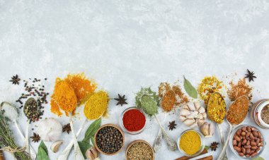 Işık masasında çeşitli baharat ve bitkiler var. Aşçılık geçmişi. Yukarıdan bak. Yemek yapmak için gerekli malzemeler. Masa arkaplan menüsü. Boşluğu kopyala.