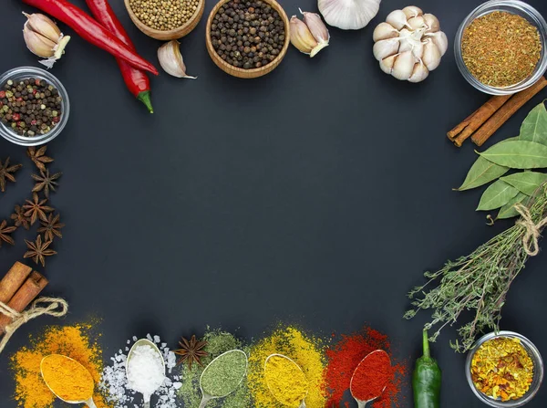 Uma Variedade Especiarias Ervas Uma Mesa Escura Cozinhar Fundo Vista — Fotografia de Stock