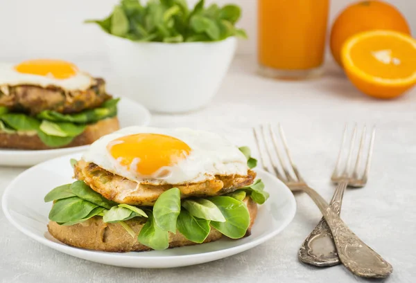 Европейский Завтрак Сэндвич Яичницей Курицей Травами Апельсиновым Соком Завтрак Светлом — стоковое фото