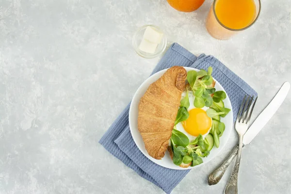 Европейский Завтрак Свежими Круассанами Яичницей Травами Апельсиновым Соком Завтрак Светлом — стоковое фото