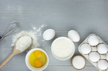 Ev yapımı kek yapmak için malzemeler ve mutfak gereçleri. Ev mutfağı. Uzayı kopyala Düz yatıyordu.