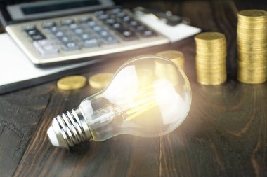 İş konsepti. İyileşme, iş canlanması. Ampul yakma fikri. Beyin fırtınası.