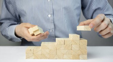 İş konsepti. İyileşme ve iş büyümesi. İşadamı merdivenleri siliyor. Boşluğu kopyala.