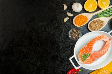 Aromatik otlar, baharatlar ve sebzeli somon filetosu. Yemek pişirme konsepti. Mutfak geçmişi. Yemek arkaplanı. Sağlıklı beslenme dengesi. Masa arkaplan menüsü. Uzayı kopyala Düzen.