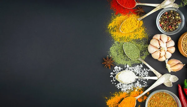 Различные Специи Травы Ложках Темном Столе Индийская Кухня Питание Баннер — стоковое фото
