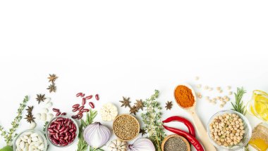 Işık masasında çeşitli baharat ve bitkiler var. Aşçılık geçmişi. Yukarıdan bak. Yemek yapmak için gerekli malzemeler. Tablo arkaplan menüsü.