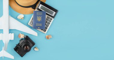 Mavi arka planda Ukrayna pasaportlu yaz aksesuarları ve mesaj için boş alan. Seyahat konsepti, tatil. Yaz tatili. Yukarıdan görüntüle.