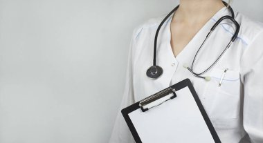 İlaçlar. Doktor elinde arka plandaki notlar için bir klasör tutuyor. Tıp konsepti. Uzayı kopyala Pankart.