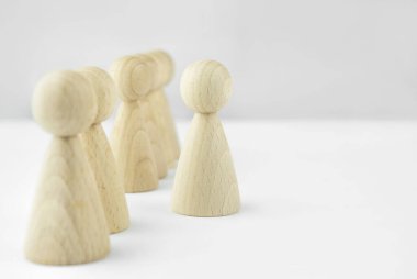 İş konsepti. Personel alımı. Kelle avı. Bir sürü personel. Hafif arka planda tahta küçük adamlar. Boşluğu kopyala.