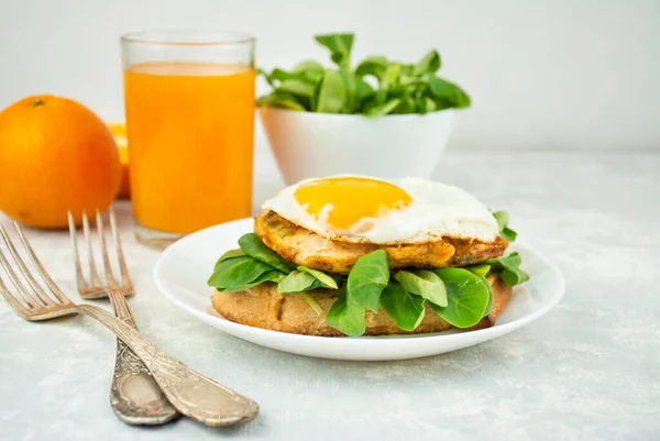 Европейский Завтрак Сэндвич Яичницей Курицей Травами Апельсиновым Соком Сэндвич Завтрак — стоковое фото