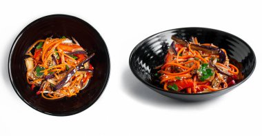 Hafif arka planda kızarmış patlıcanlı sebze salatası. Vejetaryen yemeği. Koyu bir kasede izole edilmiş marul. Yakın plan..