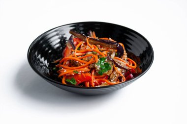 Sıcak Kore usulü patlıcan ve susam tohumlu domates salatası ve beyaz bir masada otlar. Asya yemekleri. Vejetaryen yemeği. Boşluğu kopyala.