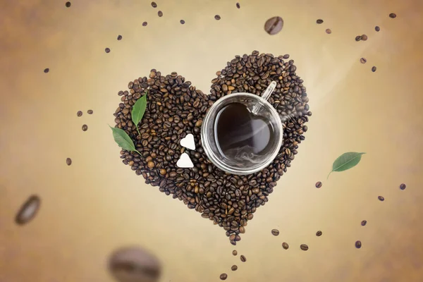 Filiżanka kawy z obrazem serca St Valentine lub koncepcja miłości — Zdjęcie stockowe