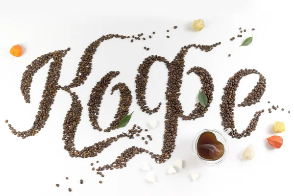 Bönor stavning ordet kaffe paus och några bönor på botten isolerad på vit bakgrund. — Stockfoto